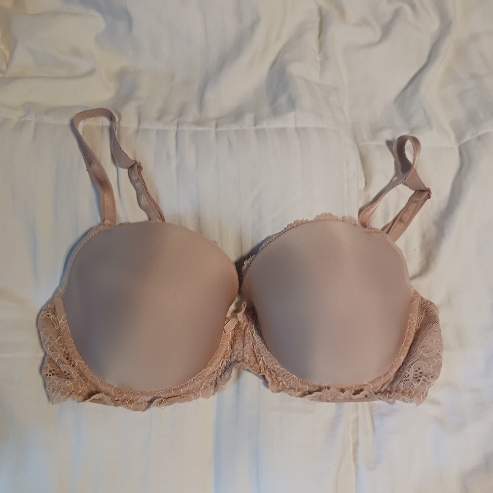 Victoria's Secret underwire bra with lace